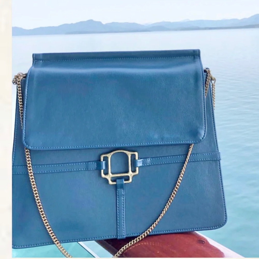 This beautiful VOE bag has a long chain shoulder strap and a shorter one
